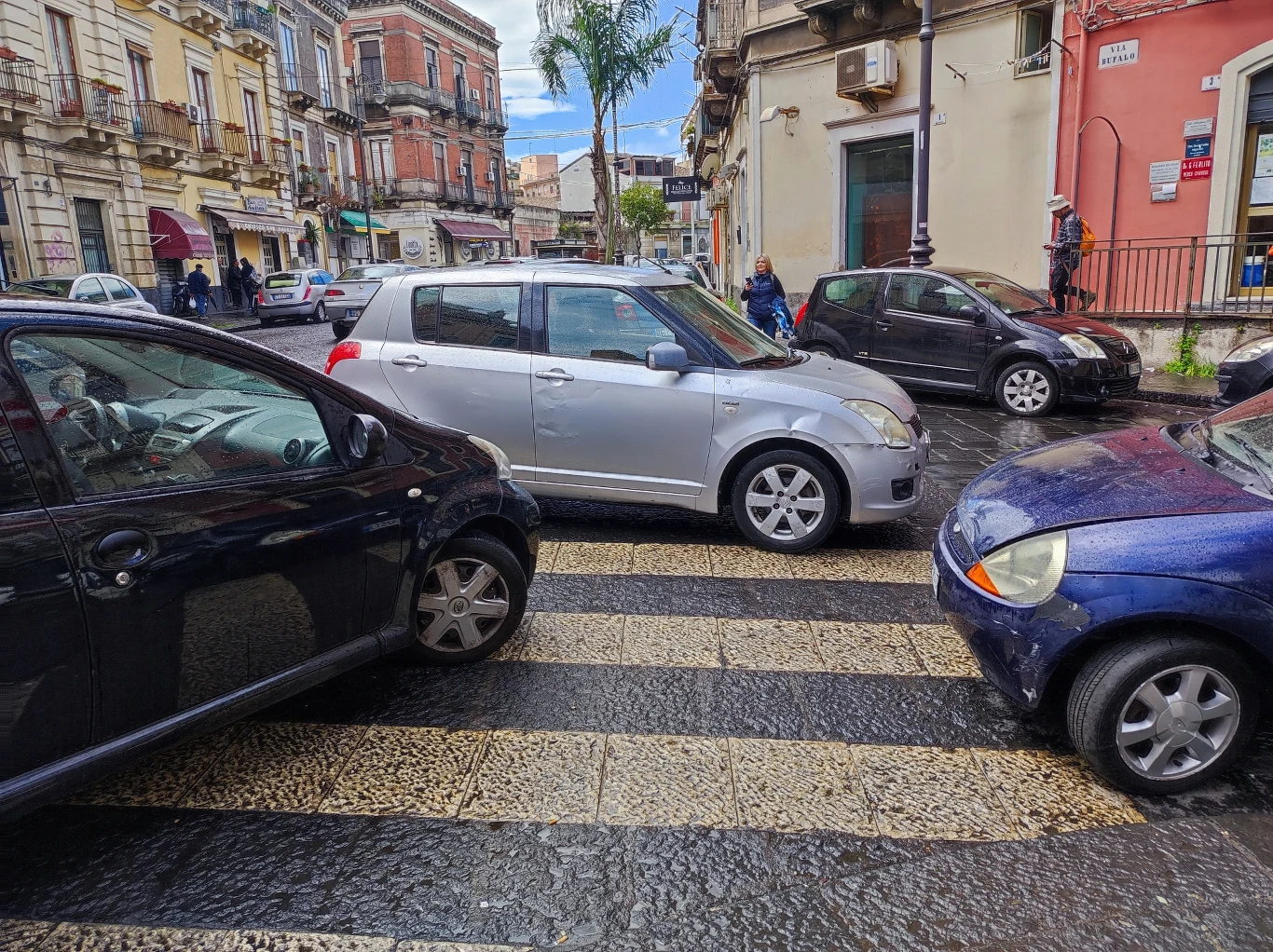 Może trudno w to uwierzyć, ale da się dostrzec, że w tym pokiereszowanym srebrnym Suzuki nie ma kierowcy...