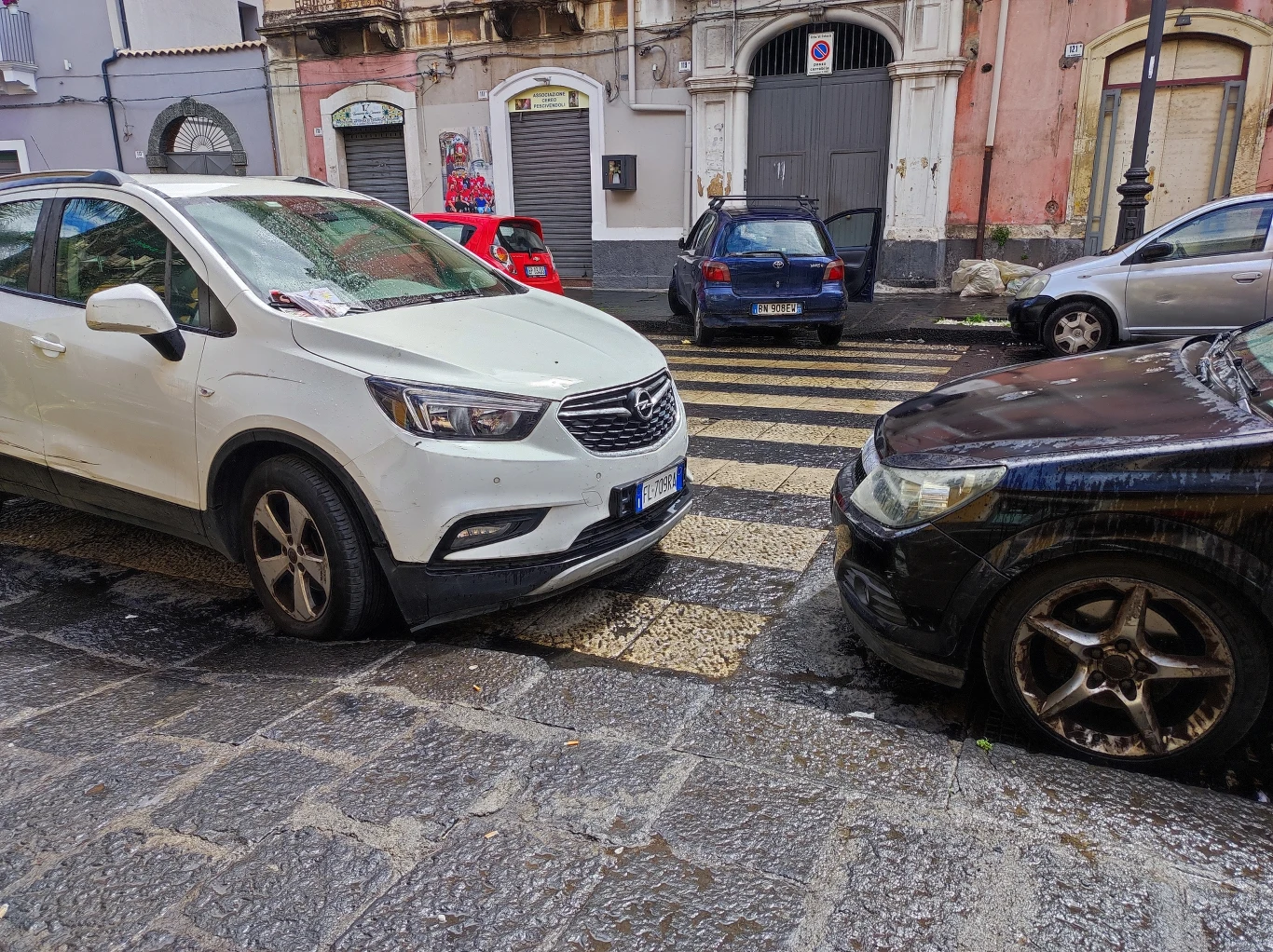 Tak się parkuje na Sycylii. Włosi zostawiają samochody tam, gdzie fizycznie jest to możliwe