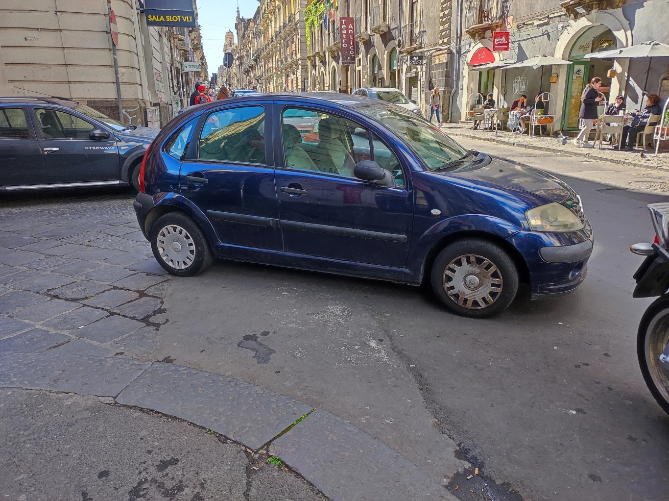 Wbrew pozorom ten Citroen nie jedzie. W aucie nie ma kierowcy.