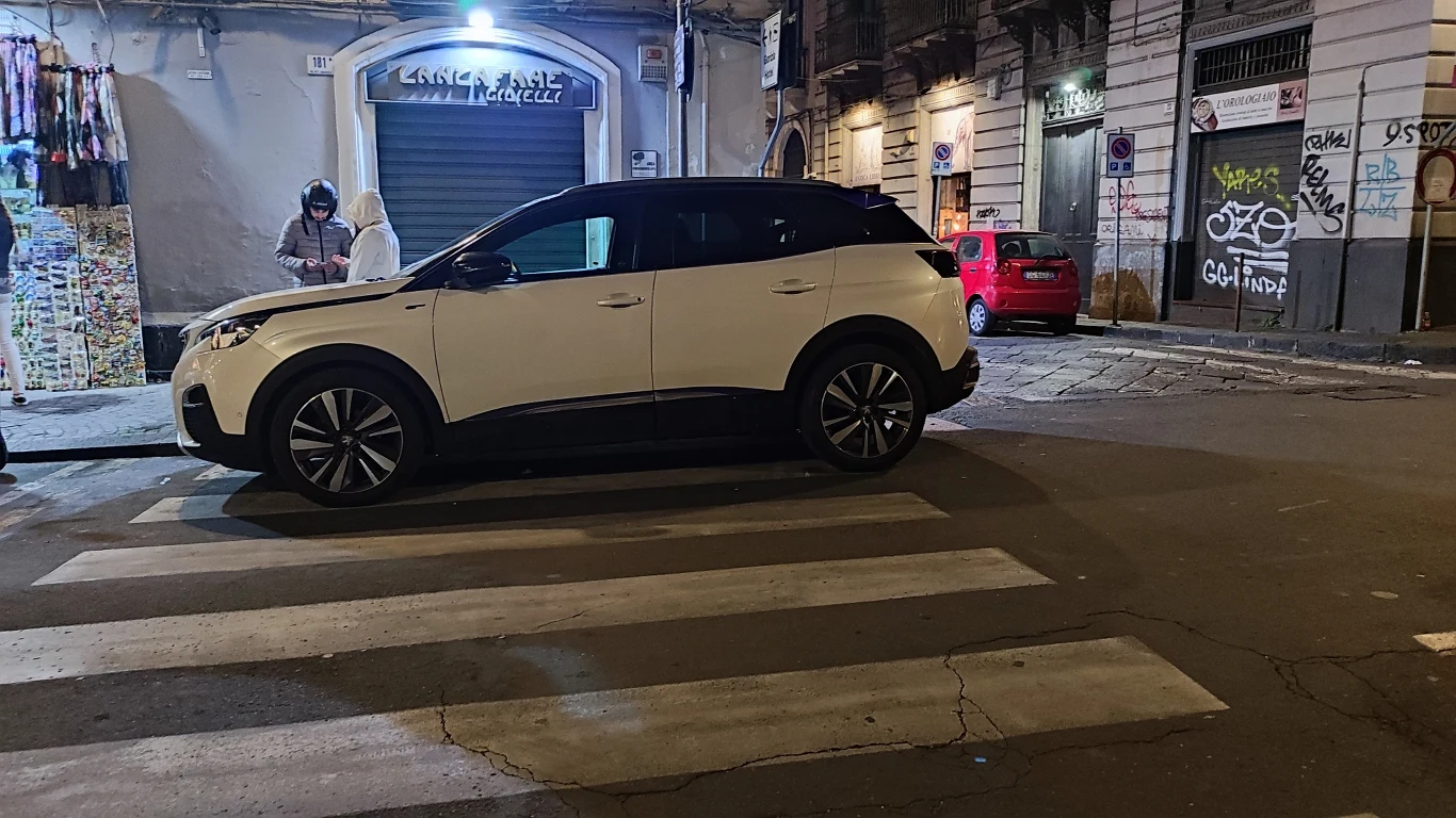 A ten wjechał trochę bardziej, ale co miał zrobić, zablokować drogę?