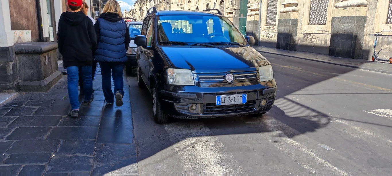 Ten kierowca tylko trochę wjechał na pasy. Tyle to można...