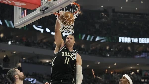 Brook Lopez z Milwaukee Bucks w akcji na kosz rywala