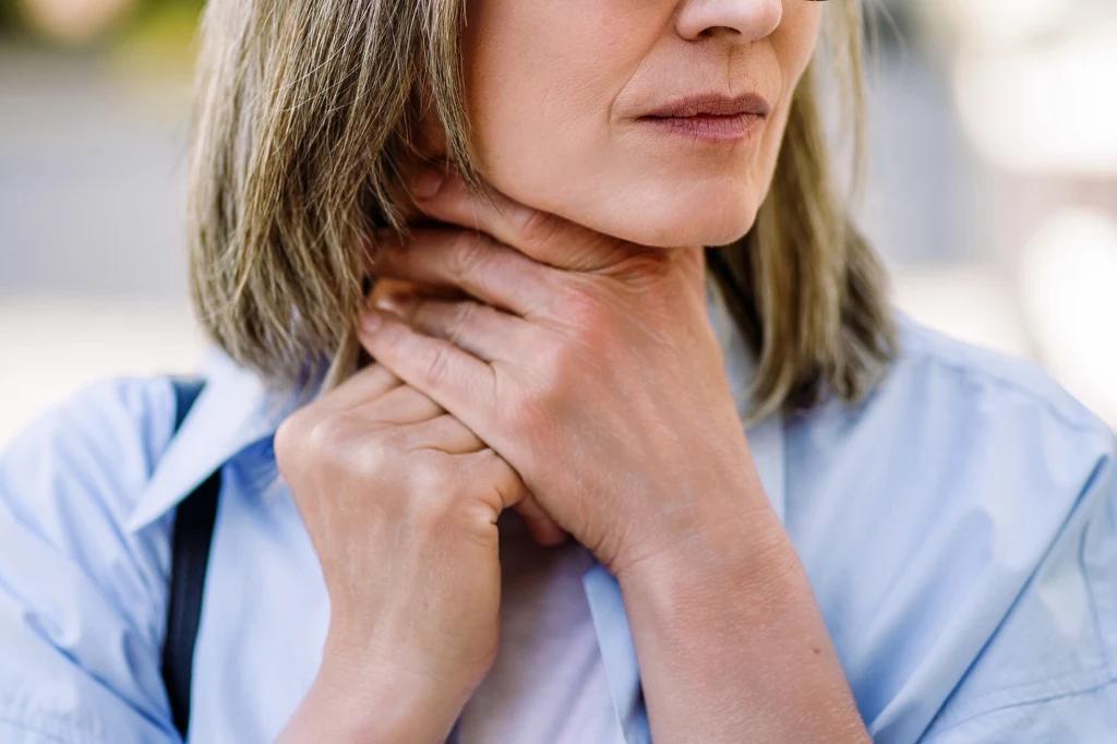 Spuchnięta szyja i plamy w ustach. To znak, że zaatakowała bakteria