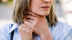 Spuchnięta szyja i plamy w ustach. To znak, że zaatakowała bakteria