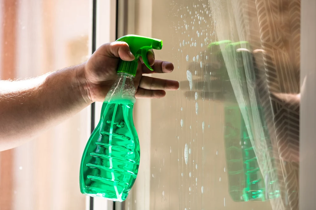 Rolety najlepiej czyścić w momencie mycia okien, nie rzadziej niż dwa razy do roku