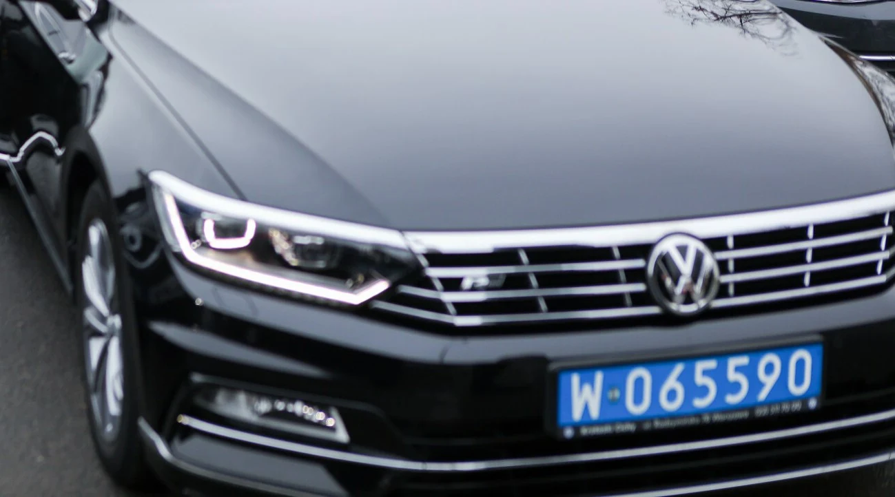 Tablice rejestracyjne dyplomatów mają charakterystyczny, niebieski kolor