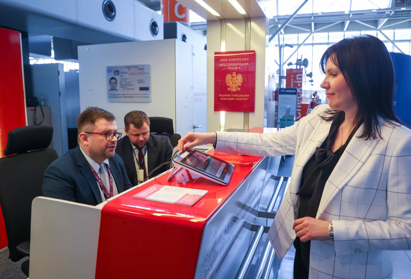 Punkt wydawania paszportów tymczasowych na Lotnisku Chopina. Paszport tymczasowy od ręki. Punkt wydawania paszportów tymczasowych na Lotnisku Chopina. Paszport tymczasowy od ręki.