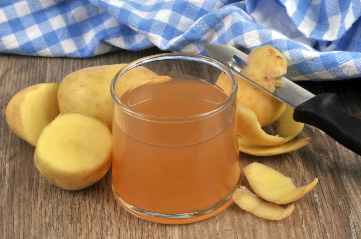 Sok z surowego ziemniaka ma działanie przeciwcukrzycowe i przeciwnowotworowe. Starczą trzy ziemniaki Sok z surowego ziemniaka ma działanie przeciwcukrzycowe i przeciwnowotworowe. Starczą trzy ziemniaki