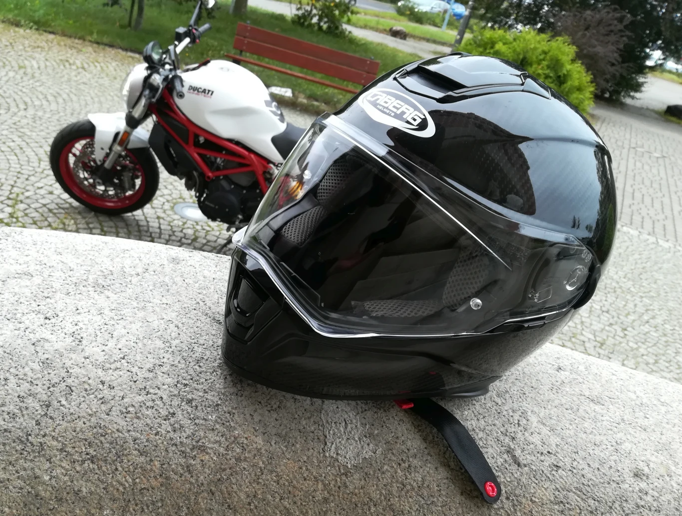 Kask to jedyny obowiązkowy element wyposażenia motocyklisty. Kask chroni komputer w naszej głowie, dlatego nie powinniśmy na nim oszczędzać