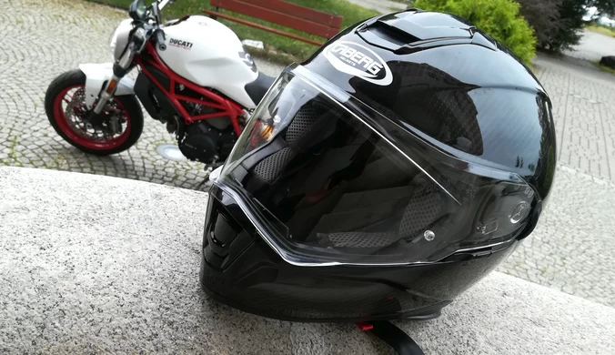 Kask to jedyny obowiązkowy element wyposażenia motocyklisty.