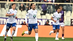 Lech z godnością pożegnał się z Ligą Konferencji. Fiorentina drżała o awans