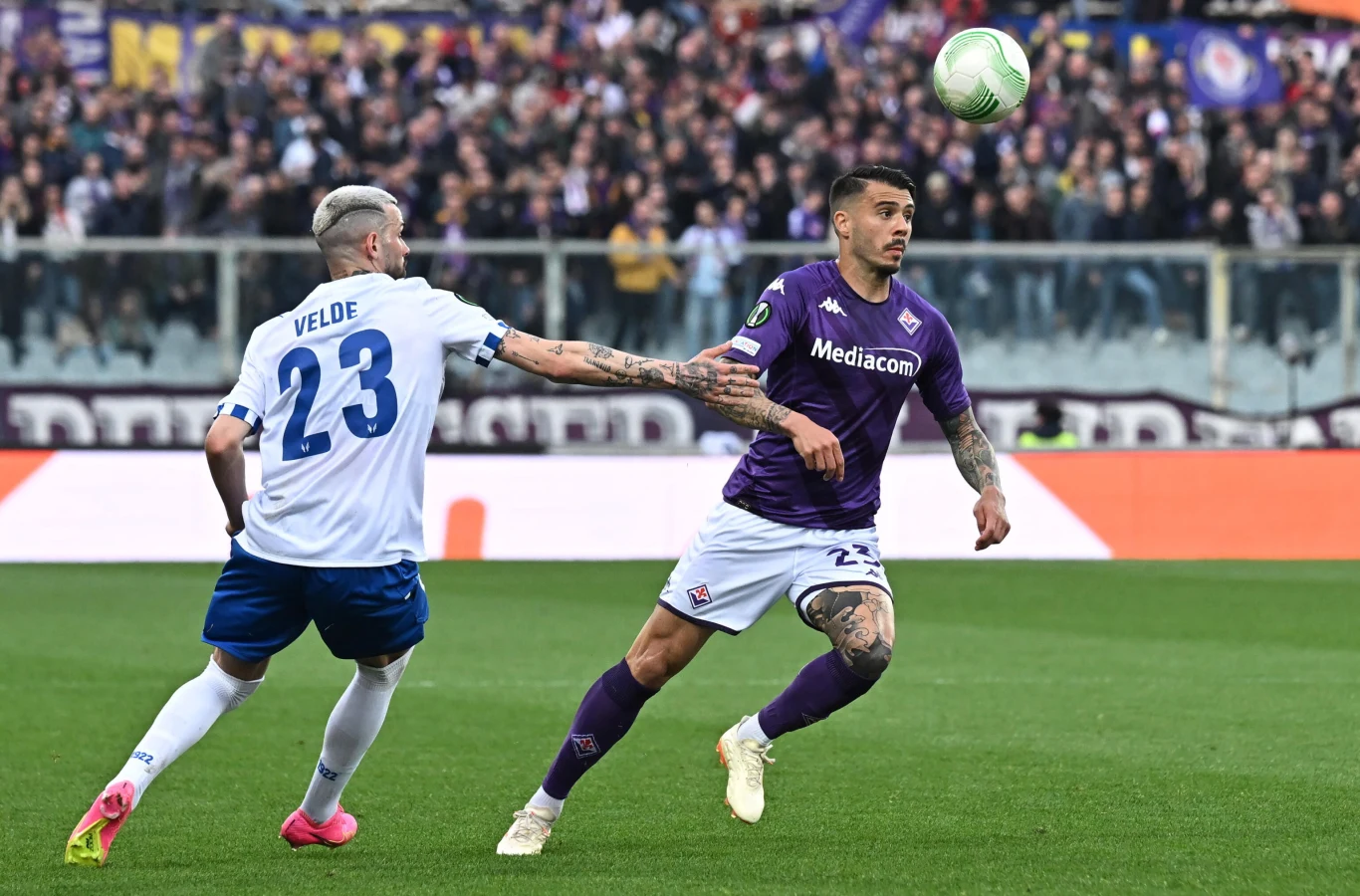 Fiorentina - Lech. Z piłką Lorenzo Venuti