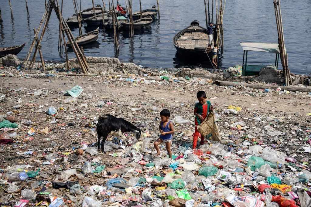 Zanieczyszczenie rzeki Buriganga w Dahce, 6 marca 2023 roku
