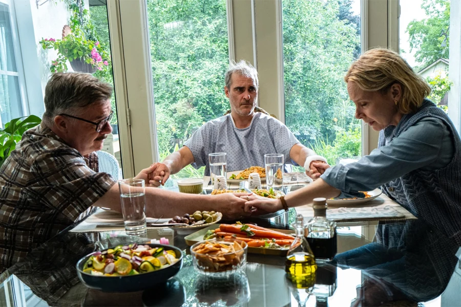 Nathan Lane, Joaquin Phoenix i Amy Ryan w scenie z filmu "Bo się boi" Nathan Lane, Joaquin Phoenix i Amy Ryan w scenie z filmu "Bo się boi"