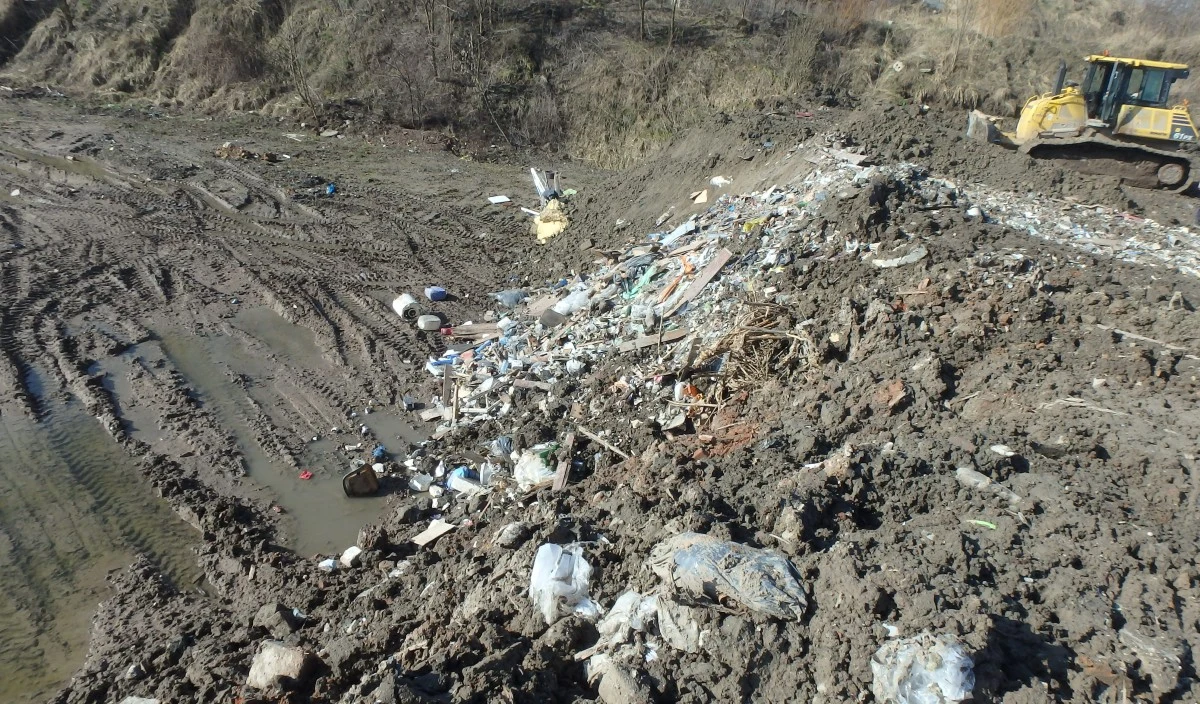 W dzielnicy Łódź Widzew ujawniono duże nielegalne wysypisko śmieci