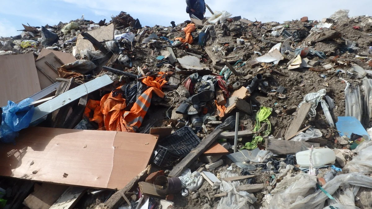 W dzielnicy Łódź Widzew ujawniono duże nielegalne wysypisko śmieci