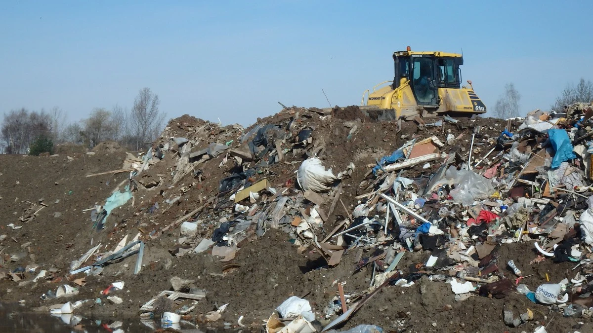W dzielnicy Łódź Widzew ujawniono duże nielegalne wysypisko śmieci