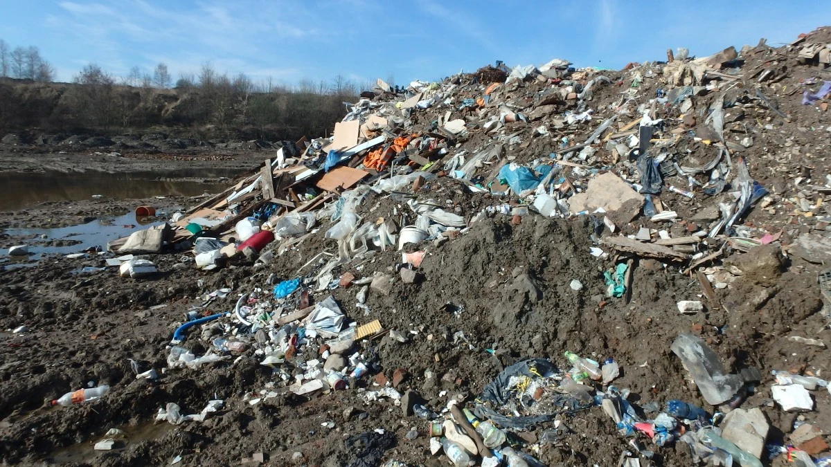 W dzielnicy Łódź Widzew ujawniono duże nielegalne wysypisko śmieci