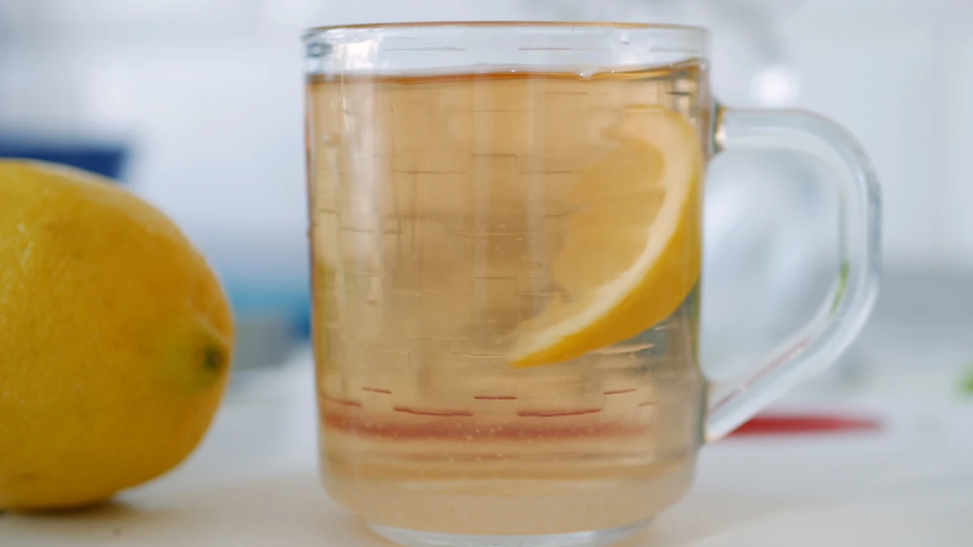 Plasterek cytryny lub sok z cytryny, a także popularne przyprawy świetnie komponują się z miodem