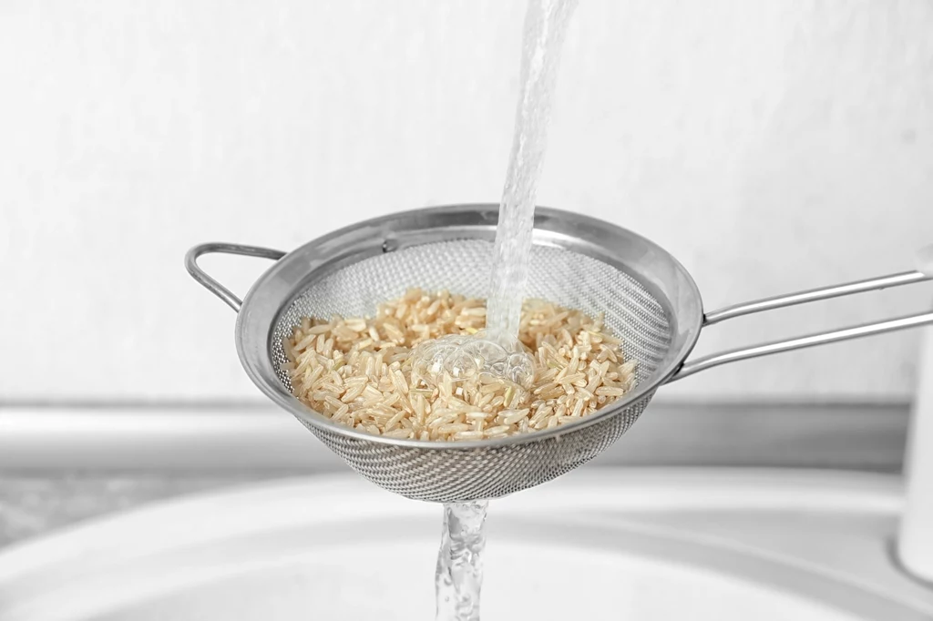Woda ryżowa jest pełna odżywczych składników, które pomagają roślinom lepiej rosnąć