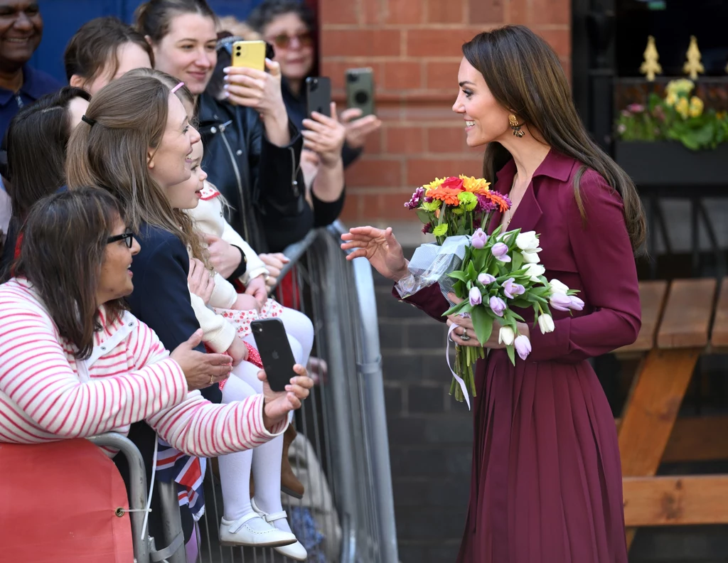 Podczas wizyty w Birmingham Kate Middleton bardzo chętnie wchodziła w interakcje z fanami