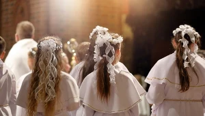 Nie tylko zegarek i pieniądze. Te prezenty komunijne dla dziewczynki będą hitem