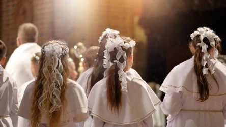 Przystępujące do komunii świętej dziewczynki można obdarować wieloma różnymi prezentami. Będą wspaniałą pamiątką i z pewnością spodobają się dziecku. 