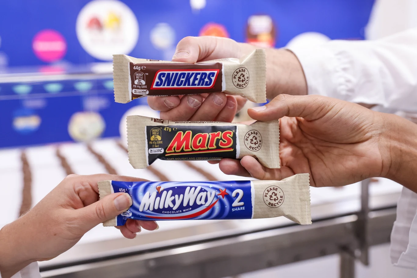 Producent batonów Snickers, Mars i Milky Way wprowadził dla swoich produktów nowe opakowania w Australii. Są one wykonane na bazie papieru. Firma deklaruje, że będzie chciała sprzedawać batony w nowych opakowaniach także w innych krajach Producent batonów Snickers, Mars i Milky Way wprowadził dla swoich produktów nowe opakowania w Australii. Są one wykonane na bazie papieru. Firma deklaruje, że będzie chciała sprzedawać batony w nowych opakowaniach także w innych krajach