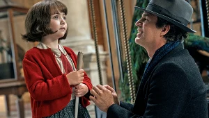 Aria Mia Loberti i Mark Ruffalo w serialu "Światło, którego nie widać"
