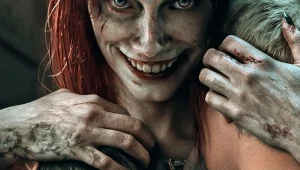 Alyssa Sutherland na plakacie filmu "Martwe zło: Przebudzenie"