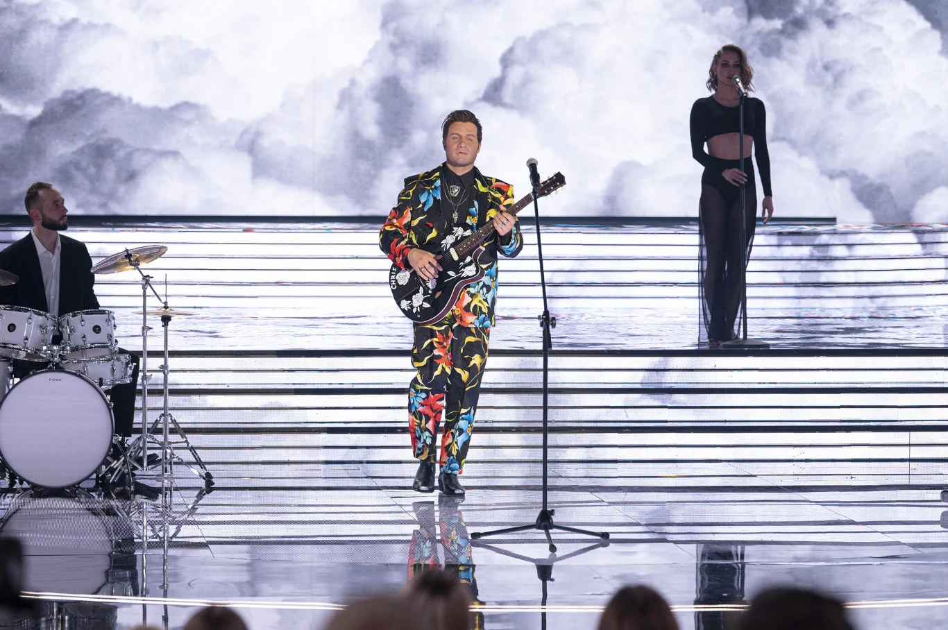 Piotr Stramowski jako Chris Issak Piotr Stramowski jako Chris Issak