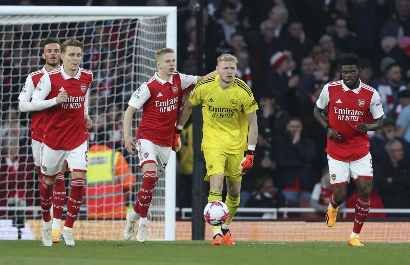 Piłkarze Arsenalu pocieszają swojego bramkarza po straconej bramce Piłkarze Arsenalu pocieszają swojego bramkarza po straconej bramce