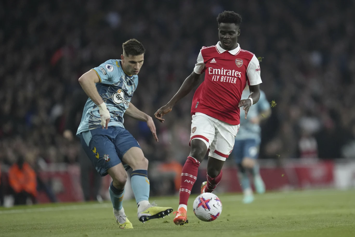 Romain Perraud i Bukayo Saka Romain Perraud i Bukayo Saka