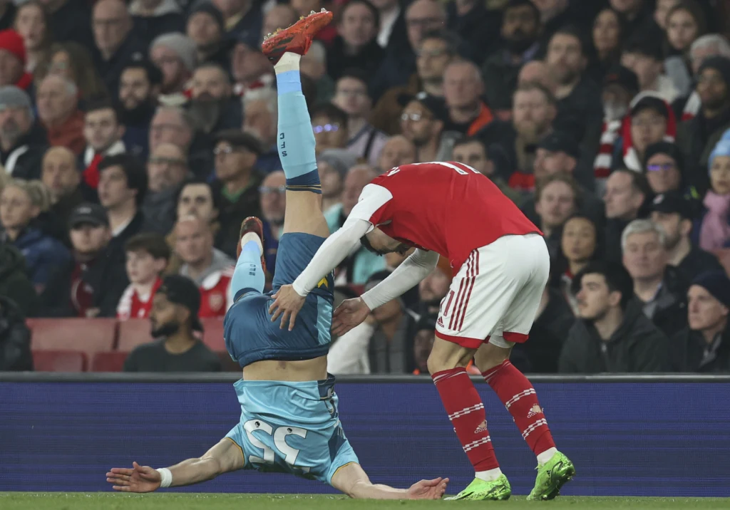 Niebezpieczny upadek Jana Bednarka w meczu Premier League Niebezpieczny upadek Jana Bednarka w meczu Premier League