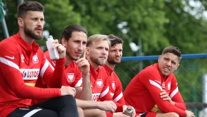 Kamil Grabara (drugi z lewej) przyciąga zainteresowanie z Anglii