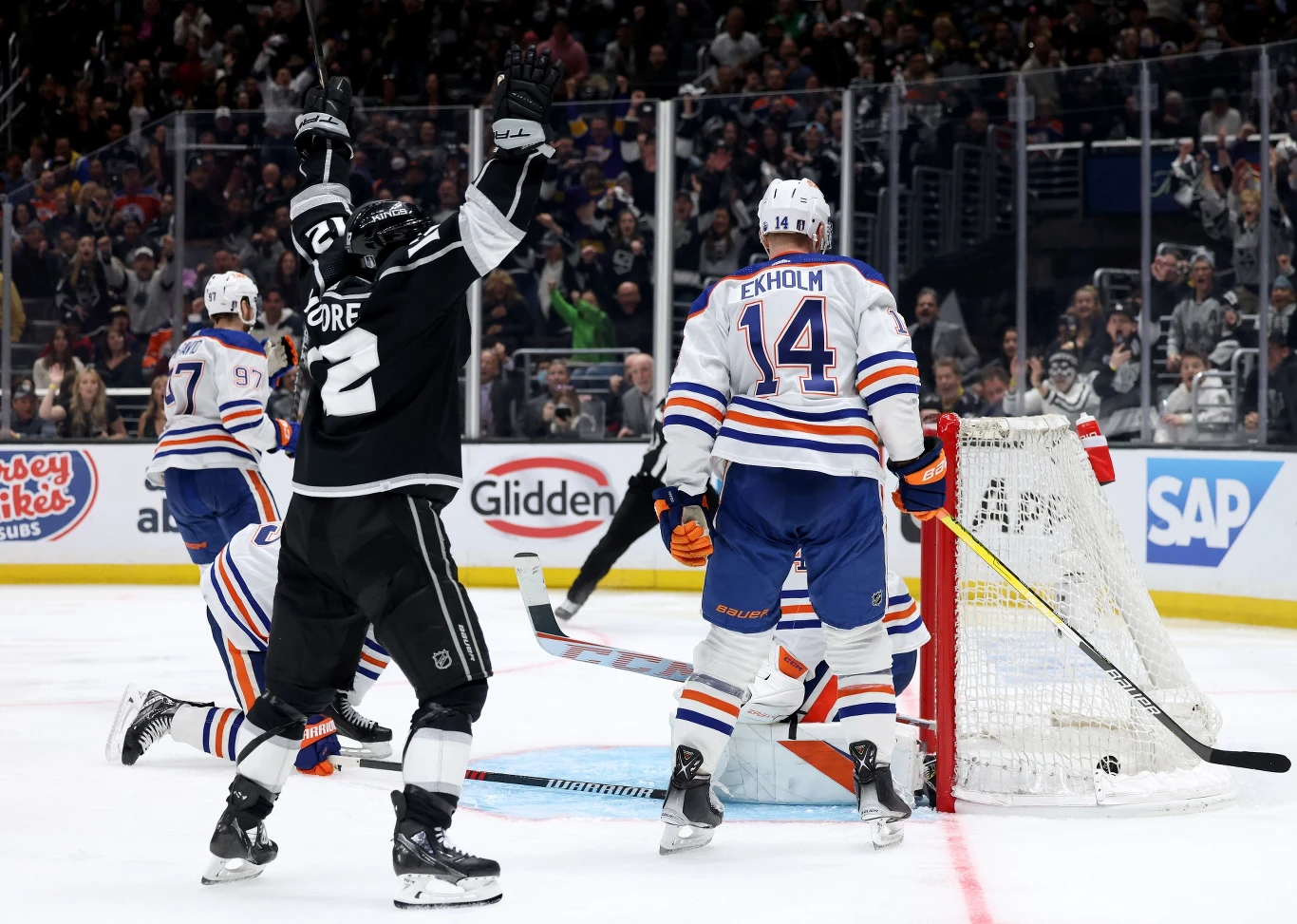 Trevor Moore (ciemny strój) zapewnił Los Angeles Kings zwycięstwo Trevor Moore (ciemny strój) zapewnił Los Angeles Kings zwycięstwo
