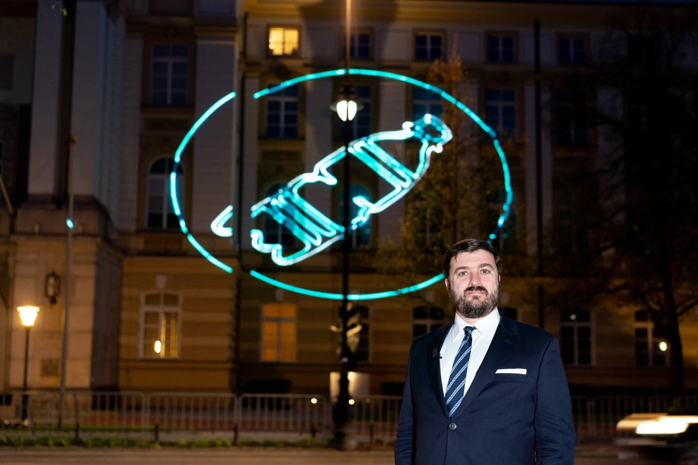 Aktywiści Polskiego Stowarzyszenia Zero Waste w przeddzień Dnia Ziemi wyświetlili na budynku Kancelarii Premiera specjalne grafiki. Działacze apelują o jak najszybsze przyjęcie przepisów wprowadzających system kaucyjny, który, jak oceniają, pozwoli ograniczyć zaśmiecanie polskich lasów i rzek