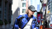 Hailey Bieber zdecydowała się także na duże, czarne okulary przeciwsłoneczne, dyskretną biżuterię i wciąż modną, nawiązującą do lat dwutysięcznych małą torebkę. 