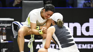 Ons Jabeur i pocieszająca ją Iga Świątek