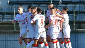 Piłkarze Rakowa wracają z Legnicy z kompletem punktów