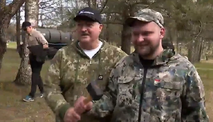 Alaksandr Łukaszenka wręczył propagandyście symbol Grupy Wagnera Alaksandr Łukaszenka wręczył propagandyście symbol Grupy Wagnera
