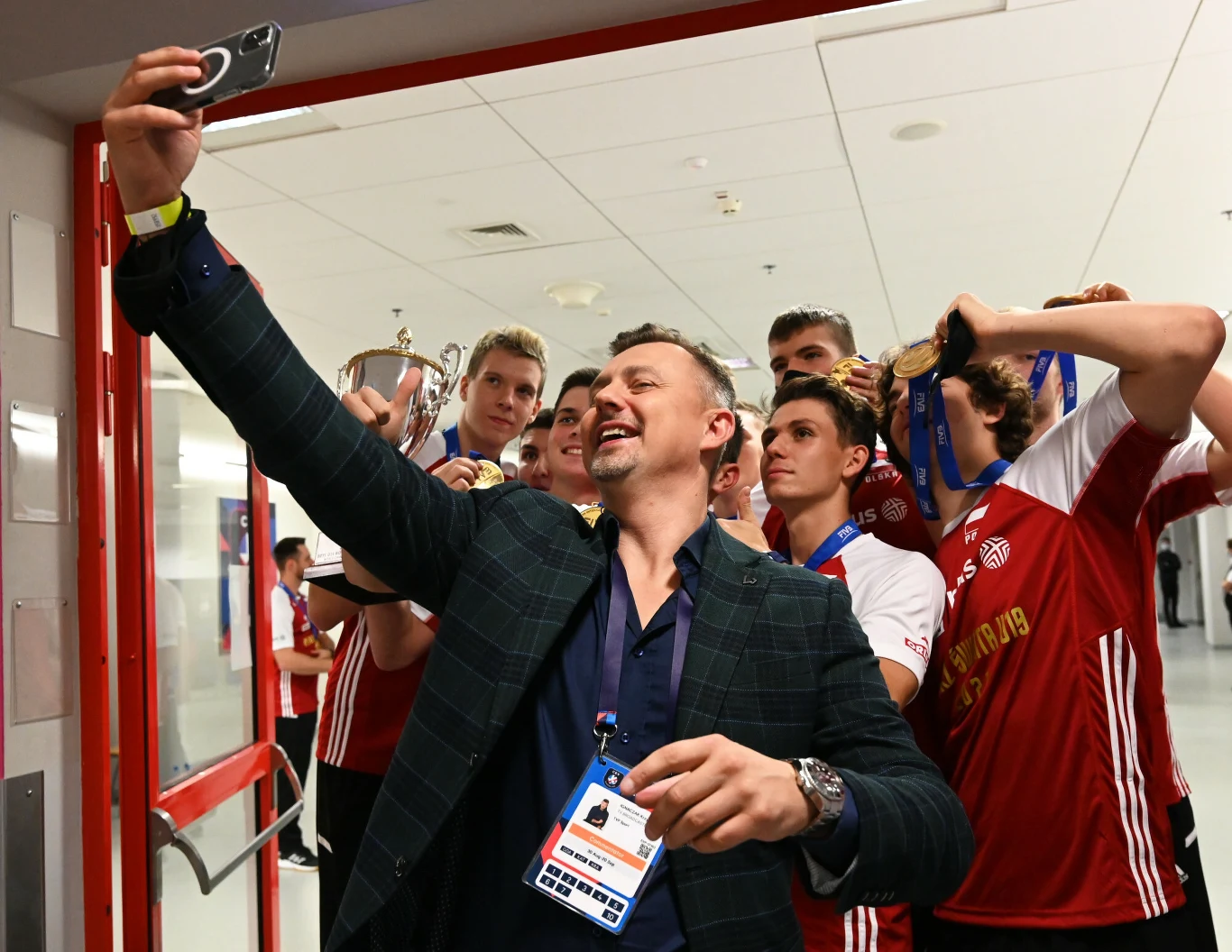 Krzysztof Ignaczak z siatkarzami reprezentacji Polski juniorów