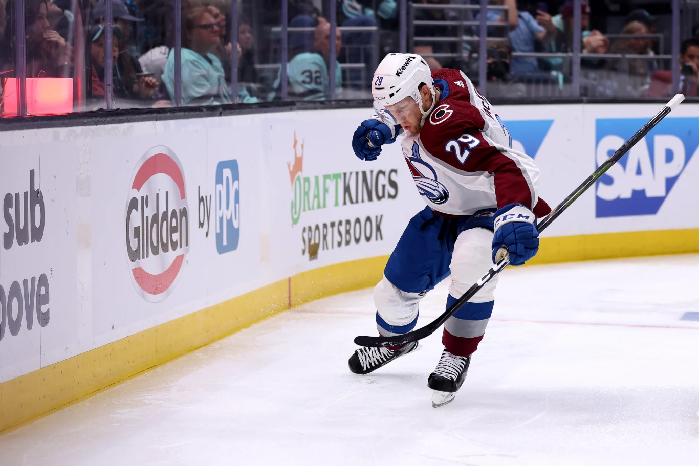 Nathan MacKinnon był chwalony przez trenera Avalanche Jadena Bednara Nathan MacKinnon był chwalony przez trenera Avalanche Jadena Bednara