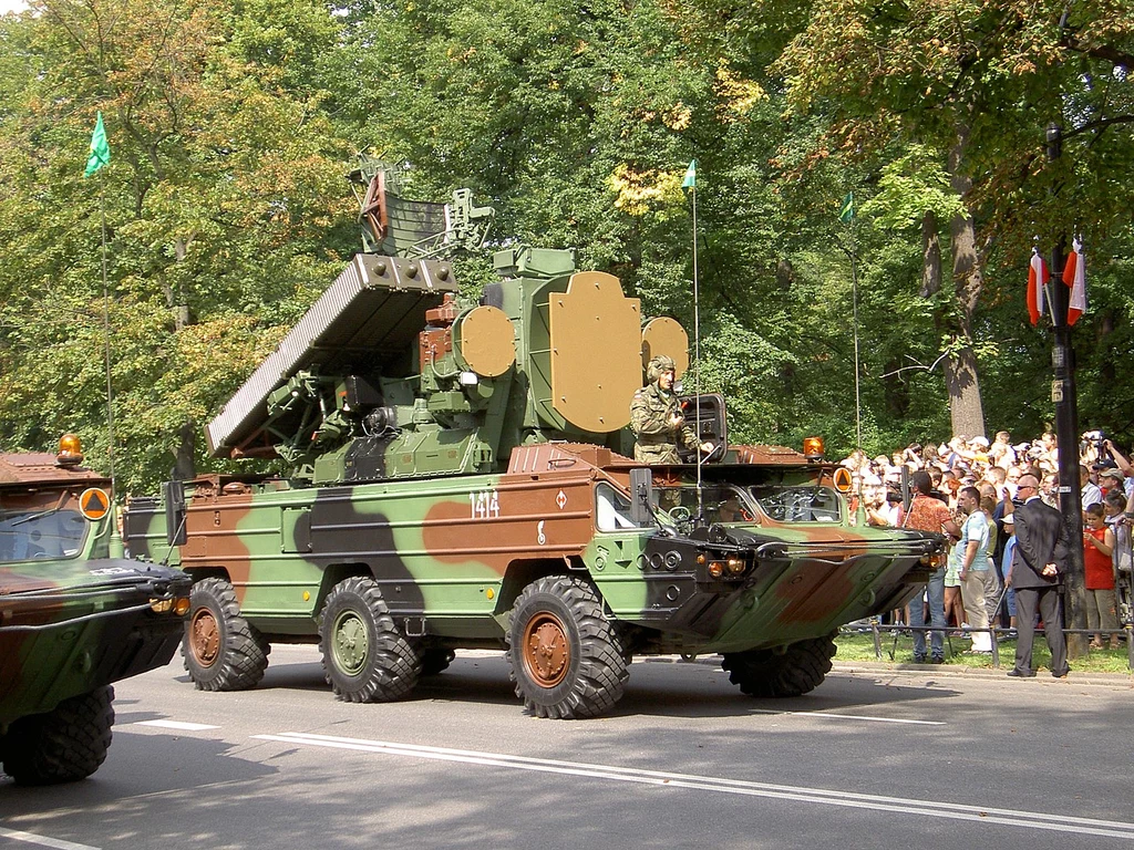 9K33 Osa-AKM w polskim wojsku. Ten samobieżny system przeciwlotniczy to sowiecka konstrukcja, której pierwszy seryjny wariant trafił do służby w 1972 roku. Przez lata doczekał się wielu modyfikacji. Jordańskie pociski 9M33M2 do systemów Osa-AK mają maksymalny zasięg 10 kilometrów, podczas gdy nowsze pociski 9M33M3 mogą lecieć już nawet na odległość 15 kilometrów. Obecnie Osa jest wykorzystywana przez aż 24 kraje, będąc jednym z najpopularniejszych systemów tego typu na świecie