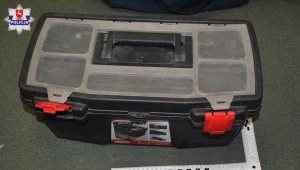 Wśród skradzionych przedmiotów znalazła się skrzynka z narzędziami