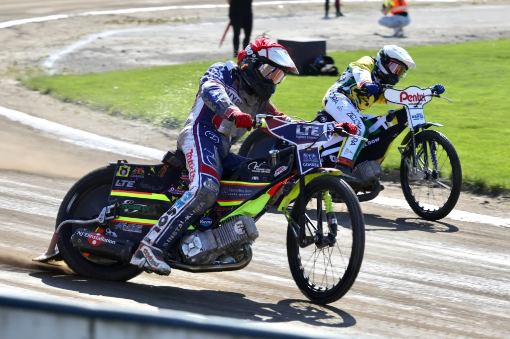 Michael Jepsen Jensen w kasku czerwonym Michael Jepsen Jensen w kasku czerwonym