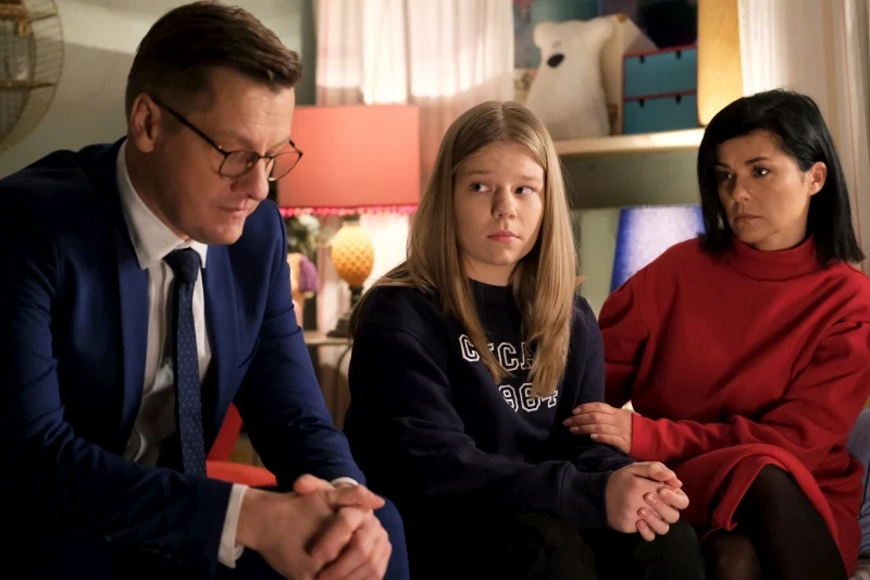 Kinga (Katarzyna Cichopek) i Piotrek (Marcin Mroczek) odbędą z Lenką (Olga Cybińska) poważną rozmowę Kinga (Katarzyna Cichopek) i Piotrek (Marcin Mroczek) odbędą z Lenką (Olga Cybińska) poważną rozmowę