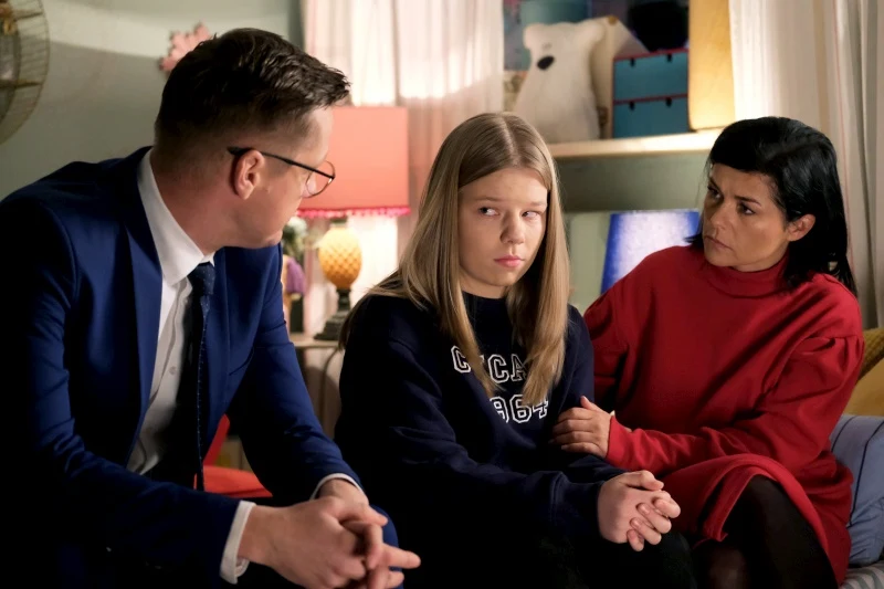 Lenka w końcu wyzna rodzicom prawdę o swoich problemach w liceum Lenka w końcu wyzna rodzicom prawdę o swoich problemach w liceum