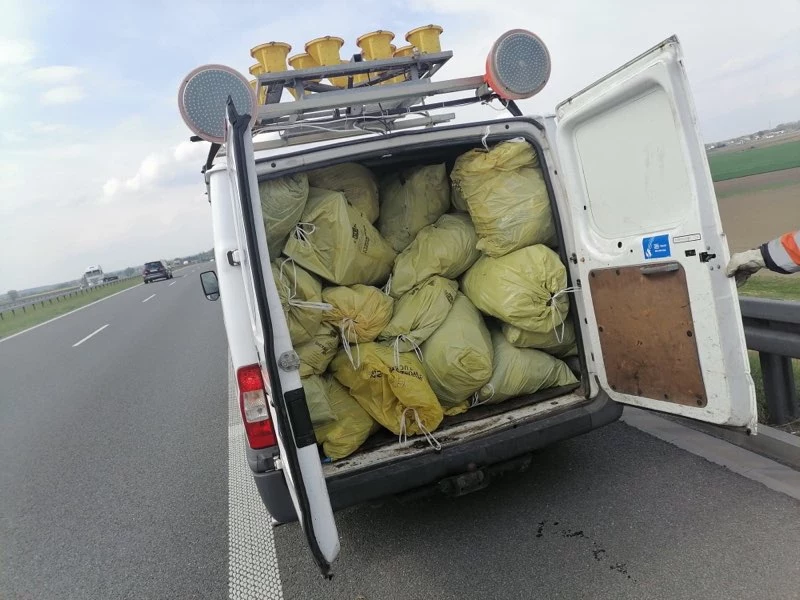 Tak Polacy śmiecą na drogach