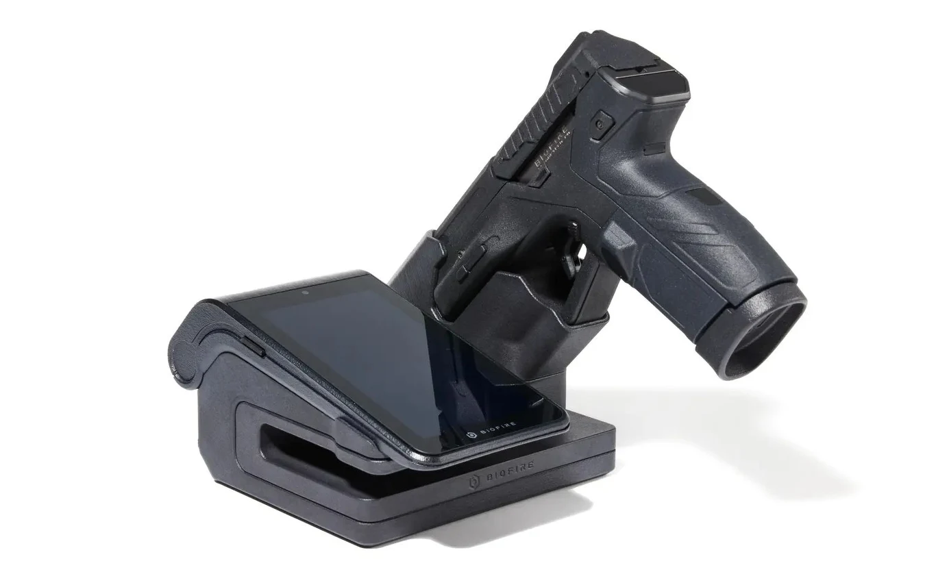 Smart Gun w swojej stacji programowania i dodawania użytkowników Smart Gun w swojej stacji programowania i dodawania użytkowników